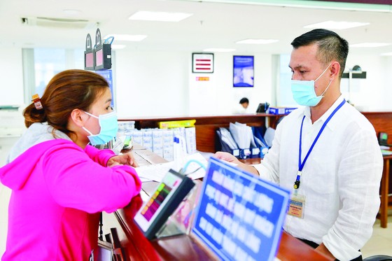 Người dân làm thủ tục thuế tại Chi Cục Thuế quận Phú Nhuận, TPHCM