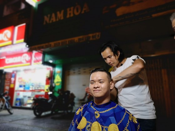 Sky Lê cắt tóc miễn phí cho người dân trên đường phố TPHCM