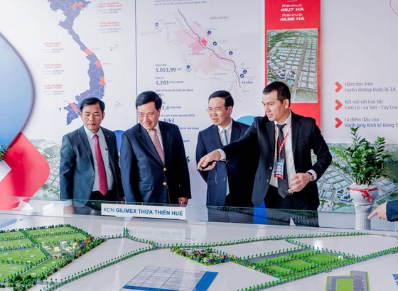 Thường trực Ban Bí thư Võ Văn Thưởng và Phó Thủ tướng Thường trực Phạm Bình Minh tham quan mô hình dự án
