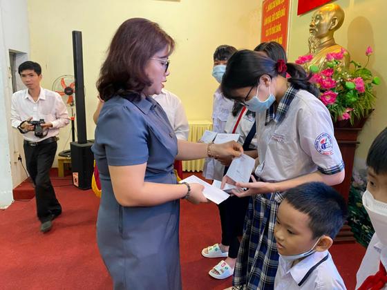 Tặng 50 suất học bổng cho học sinh có hoàn cảnh khó khăn ở Gò Vấp ảnh 4