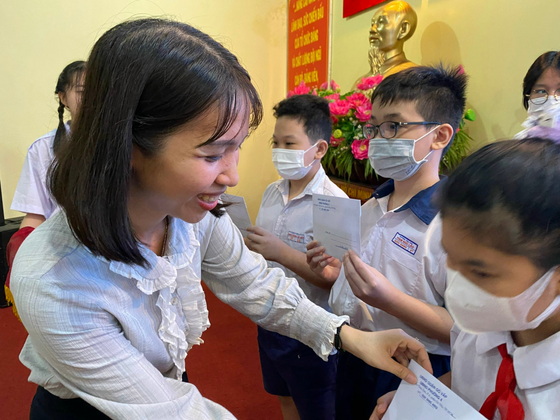Tặng 50 suất học bổng cho học sinh có hoàn cảnh khó khăn ở Gò Vấp ảnh 3