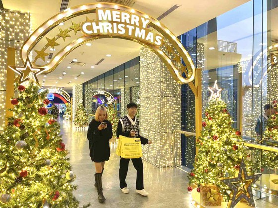 Tấp nập “săn hàng” giá tốt tại Vincom Black Friday 2022 ảnh 5