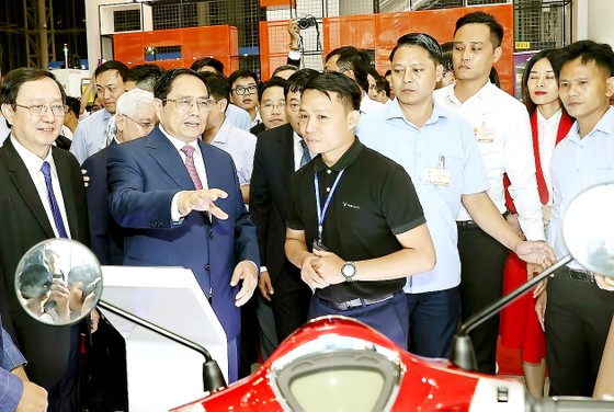 Thủ tướng Phạm Minh Chính tham quan gian hàng trưng bày các sản phẩm sáng tạo năm 2022. Ảnh: TTXVN
