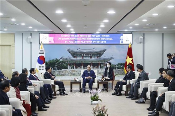 Chủ tịch nước Nguyễn Xuân Phúc đến thăm tỉnh Gyeonggi, Hàn Quốc ảnh 1