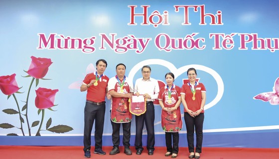 Ông Ni Chih Hao - Tổng Giám đốc Công ty Vedan Việt Nam (áo trắng) trao thưởng cho đội đoạt giải nhất hội thi “Bữa cơm gia đình”