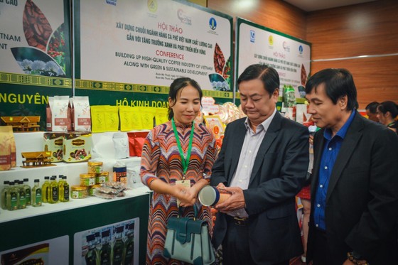 Bộ trưởng Bộ NN-PTNT Lê Minh Hoan tham quan các gian hàng trưng bày. Ảnh: Báo Đắk Lắk