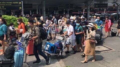 Hành khách tại sân bay Tân Sơn Nhất thường xuyên bị xe dù "chặt chém". Ảnh: QUỐC HÙNG