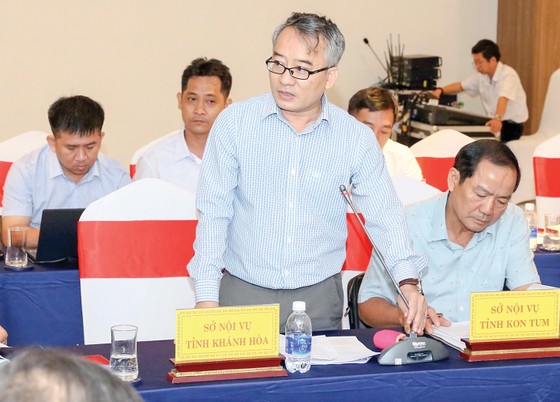 Giám đốc Sở Nội vụ tỉnh Khánh Hòa Võ Chí Vương phát biểu tại hội nghị