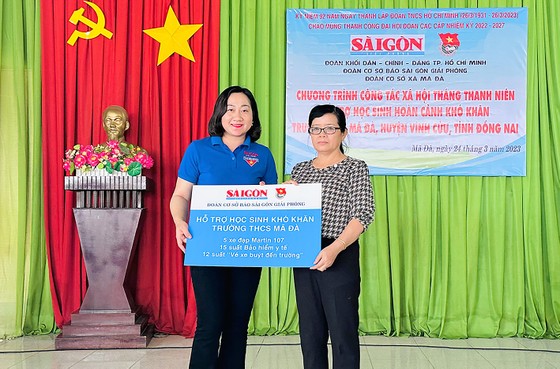 Phó Tổng Biên tập Báo SGGP Bùi Thị Hồng Sương trao biểu trưng các phần hỗ trợ tặng học sinh khó khăn Trường THCS Mã Đà