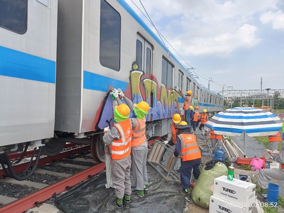 Điều tra vụ vẽ bậy lên toa tàu metro số 1 Bến Thành-Suối Tiên ảnh 2