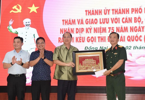 Đoàn đại biểu Thành ủy TPHCM thăm và làm việc với cán bộ, chiến sĩ Sư đoàn 302 ảnh 1