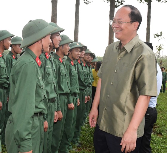 Đoàn đại biểu Thành ủy TPHCM thăm và làm việc với cán bộ, chiến sĩ Sư đoàn 302 ảnh 2