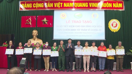 Hội Cựu chiến binh TPHCM trao sổ tiết kiệm cho gia đình hội viên. Ảnh: HCCB