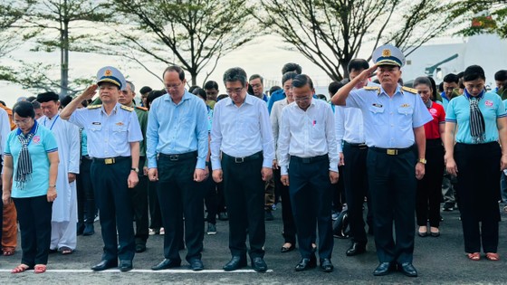 Đoàn lãnh đạo TPHCM dành phút mặc niệm tưởng nhớ các Anh hùng liệt sĩ Đoàn tàu không số. Ảnh: CHÍ THẠCH ảnh 1