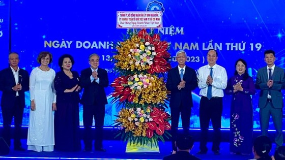 Phó Chủ tịch UBND TPHCM Võ Văn Hoan tặng hoa chúc mừng doanh nhân TPHCM ảnh 2