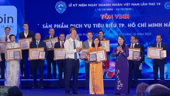 Phó Bí thư Thành ủy TPHCM Nguyễn Hồ Hải trao danh hiệu Sản phẩm, dịch vụ tiêu biểu TPHCM năm 2023 cho các doanh nghiệp ảnh 1