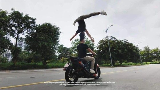 Hình ảnh 2 nghệ sĩ Quốc Cơ - Quốc Nghiệp biểu diễn chồng đầu chạy xe máy phổ biến trên mạng xã hội ảnh 1