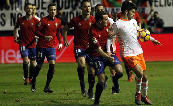 Soler đi bóng trước Imanol Garcia và hàng thủ Osasuna.