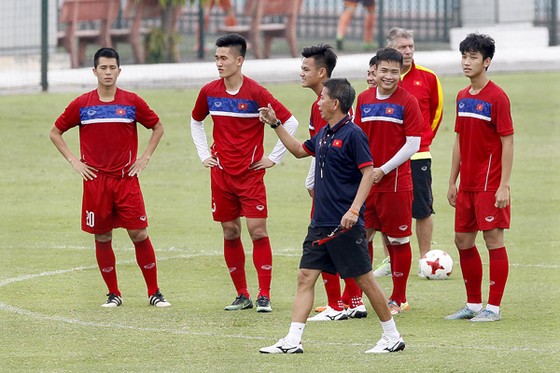 HLV Hoàng Anh Tuấn và các học trò sẽ chơi hết mình trước U20 Argentina. Ảnh: Minh Hoàng