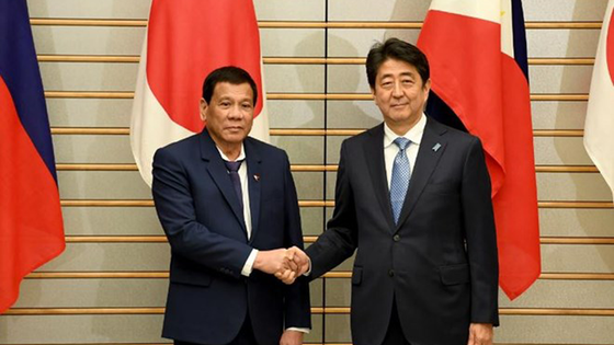 Tổng thống Philippines Rodrigo Duterte và Thủ tướng Nhật Bản Shinzo Abe. Ảnh: REUTERS