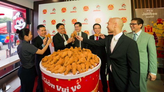 Lãnh đạo Tập đoàn Jollibee toàn cầu và Việt Nam thực hiện nghi thức truyền thống - nâng phần gà