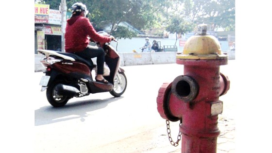 Một trụ nước chữa cháy “há miệng” do bị mất nắp trên đường Quang Trung, quận Gò Vấp