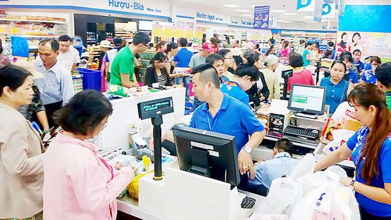 Người tiêu dùng mua sắm tại hệ thống siêu thị Co.opmart