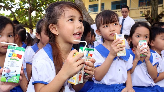 Vinamilk trao 76.500 ly sữa cho trẻ em tại tỉnh Vĩnh Long ảnh 1