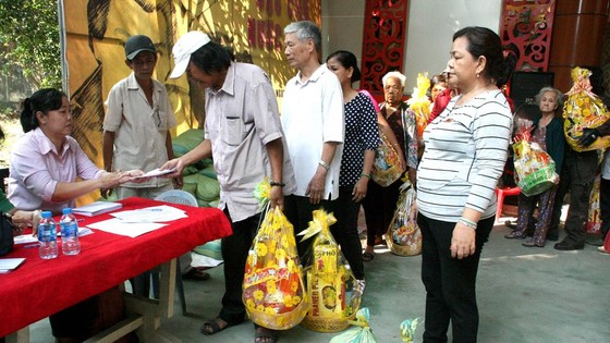Nghệ sĩ neo đơn nhận quà tết tại Khu dưỡng lão nghệ sĩ