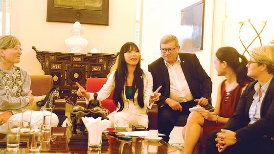 Cô Stéphanie Do (vest trắng) và nhóm nghị sĩ hữu nghị Pháp - Việt trò chuyện với báo chí tại TPHCM