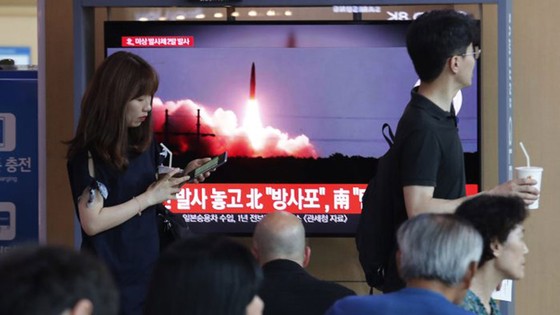 Người dân Hàn Quốc theo dõi tin tức về Triều Tiên