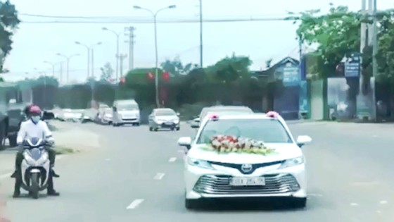 Hàng chục ô tô lưu thông trên đường đoạn qua địa phận huyện Hương Khê, được cho là tham gia đoàn rước dâu vào trưa 31-3
