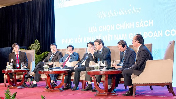 Các chuyên gia thảo luận tại hội thảo “Lựa chọn chính sách phục hồi kinh tế Việt Nam giai đoạn Covid-19”