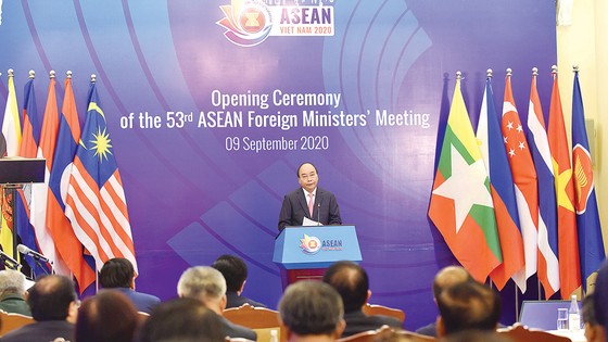 Thủ tướng Nguyễn Xuân Phúc, Chủ tịch ASEAN 2020 phát biểu tại lễ khai mạc AMM 53. Ảnh: VIẾT CHUNG