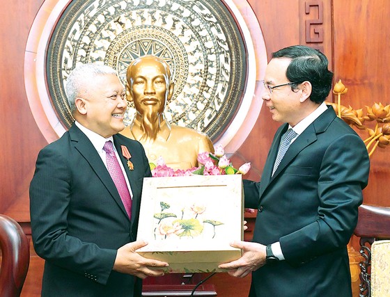 Bí thư Thành ủy TPHCM Nguyễn Văn Nên trao quà lưu niệm tặng Đại sứ Indonesia Ibnu Hadi. Ảnh: VIỆT DŨNG