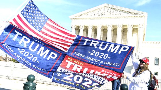 Người ủng hộ Tổng thống Donald Trump trước Tòa án Tối cao Mỹ