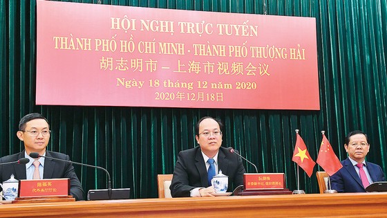 Phó Bí thư Thành ủy TPHCM Nguyễn Hồ Hải tại hội nghị trực tuyến với Phó Bí thư Thành ủy TP Thượng Hải (Trung Quốc) Vu Thiệu Lương. Ảnh: VIỆT DŨNG