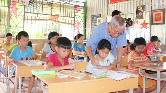 Ông giáo Ngô Tùng Bích đang luyện chữ cho học sinh nghèo vùng biên