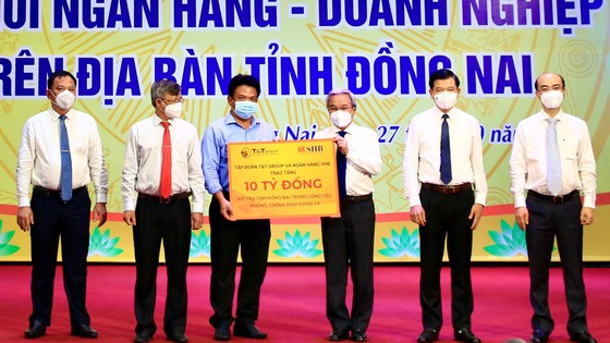 Đại diện Tập đoàn T&T Group và Ngân hàng SHB trao tặng Quỹ phòng, chống dịch Covid-19 tỉnh Đồng Nai 10 tỷ đồng