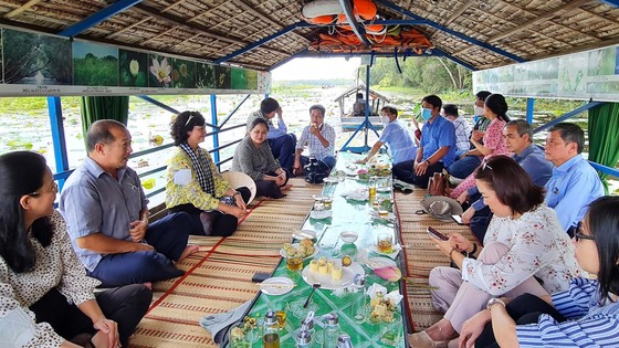 Đoàn công tác của UBND TPHCM và tỉnh Đồng Tháp khảo sát du lịch mùa nước nổi ở Vườn quốc gia Tràm Chim
