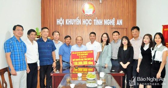 Hội Khuyến học tỉnh Nghệ An tiếp nhận máy tính và 150 triệu đồng học bổng ảnh 1 Hội Khuyến học tỉnh Nghệ An tiếp nhận máy tính và 150 triệu đồng học bổng ảnh 1