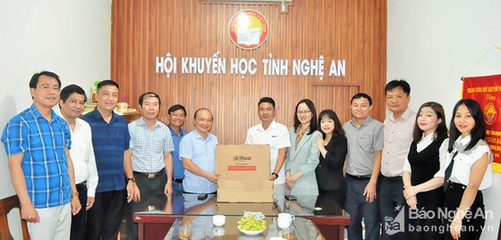 Hội Khuyến học tỉnh Nghệ An tiếp nhận máy tính và 150 triệu đồng học bổng ảnh 2 Hội Khuyến học tỉnh Nghệ An tiếp nhận máy tính và 150 triệu đồng học bổng ảnh 2