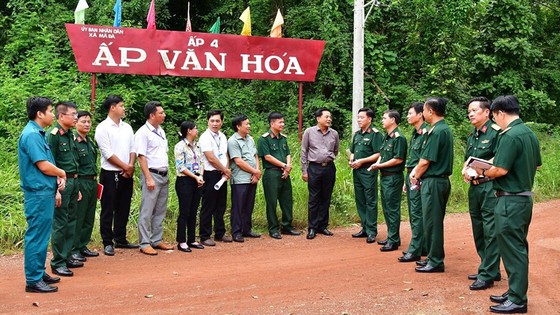 Chỉ huy Cục Chính trị Quân khu 7 cùng lãnh đạo huyện Vĩnh Cửu, tỉnh Đồng Nai khảo sát chuẩn bị mở tuyến đường ấp 4, xã Mã Đà. Ảnh: GIA TÚ