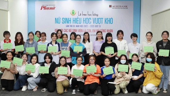 Báo Phụ Nữ TPHCM và các đơn vị trao tặng học bổng cho các nữ sinh