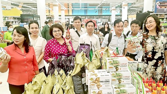 Đoàn được giới thiệu những sản phẩm Việt Nam đang bày bán ở siêu thị BigC Rama IV, Thái Lan
