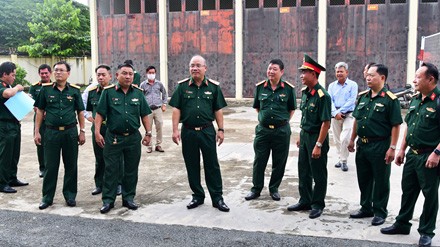 Thiếu tướng Du Trường Giang và đoàn công tác kiểm tra, nghiệm thu Nhà xe đặc chủng Tiểu đoàn Tác chiến điện tử. Ảnh: QK7 Online