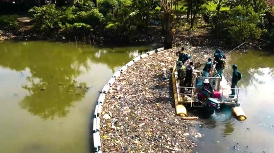 Rào chắn trên sông gom rác thải nhựa
