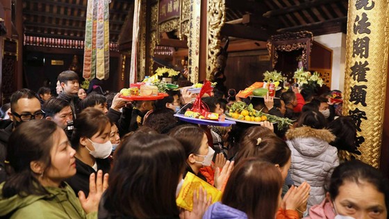 Dâng lễ tại chùa Hương dịp Tết Nguyên đán Quý Mão. Ảnh: VIẾT CHUNG