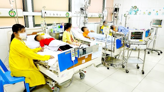 Nhiều trẻ mắc sốt xuất huyết đang điều trị tại Bệnh viện Chuyên khoa Sản - Nhi tỉnh Sóc Trăng. Ảnh: TUẤN QUANG