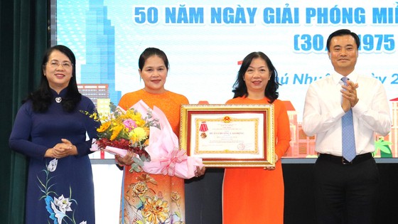 Chủ tịch Ủy ban MTTQ Việt Nam TPHCM Trần Kim Yến và Phó Chủ tịch UBND TPHCM Bùi Xuân Cường trao Huân chương Lao động hạng Ba cho Phòng Nội vụ quận Phú Nhuận